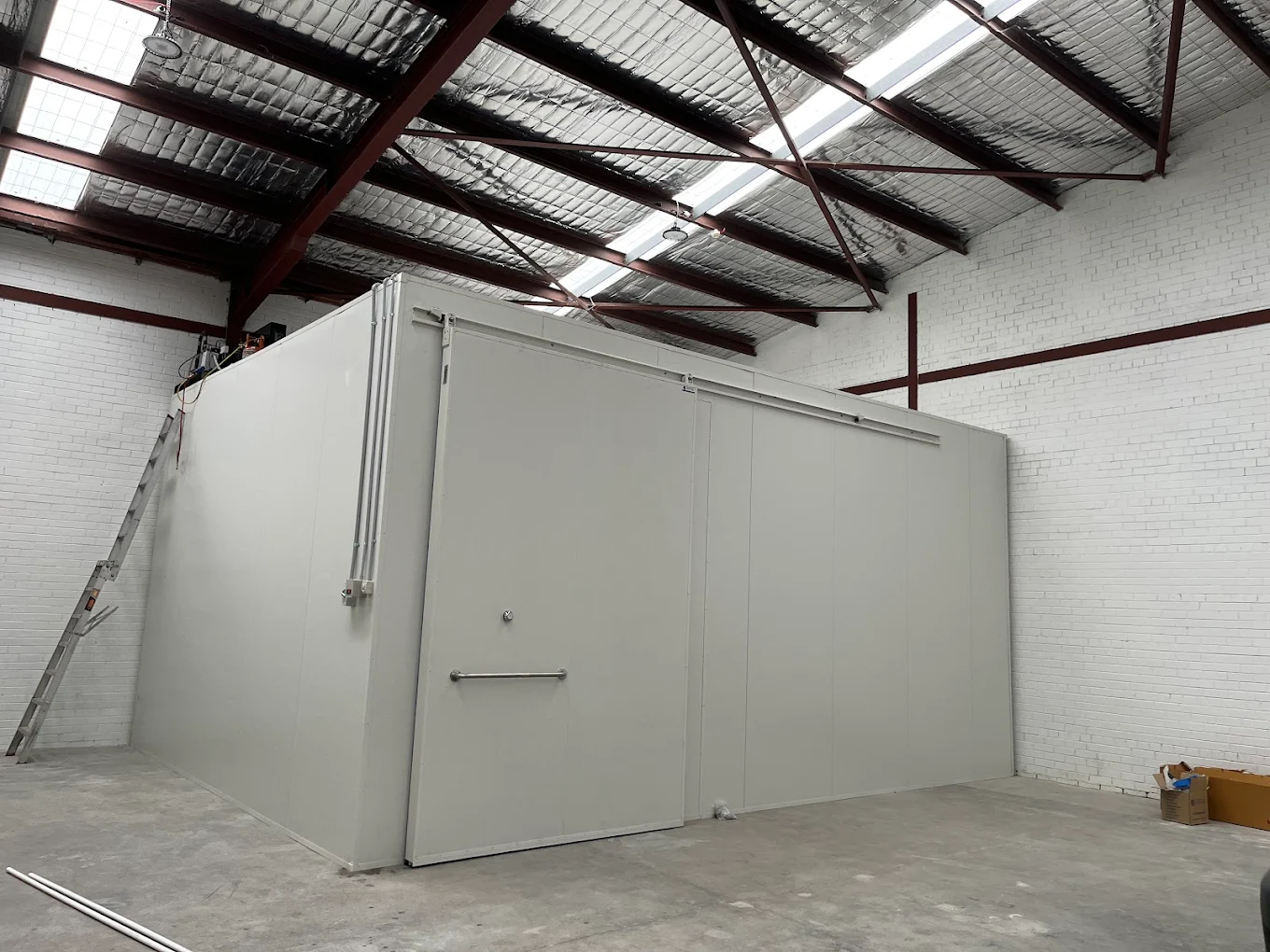 Completed commercial cool room in a warehouse by JAE