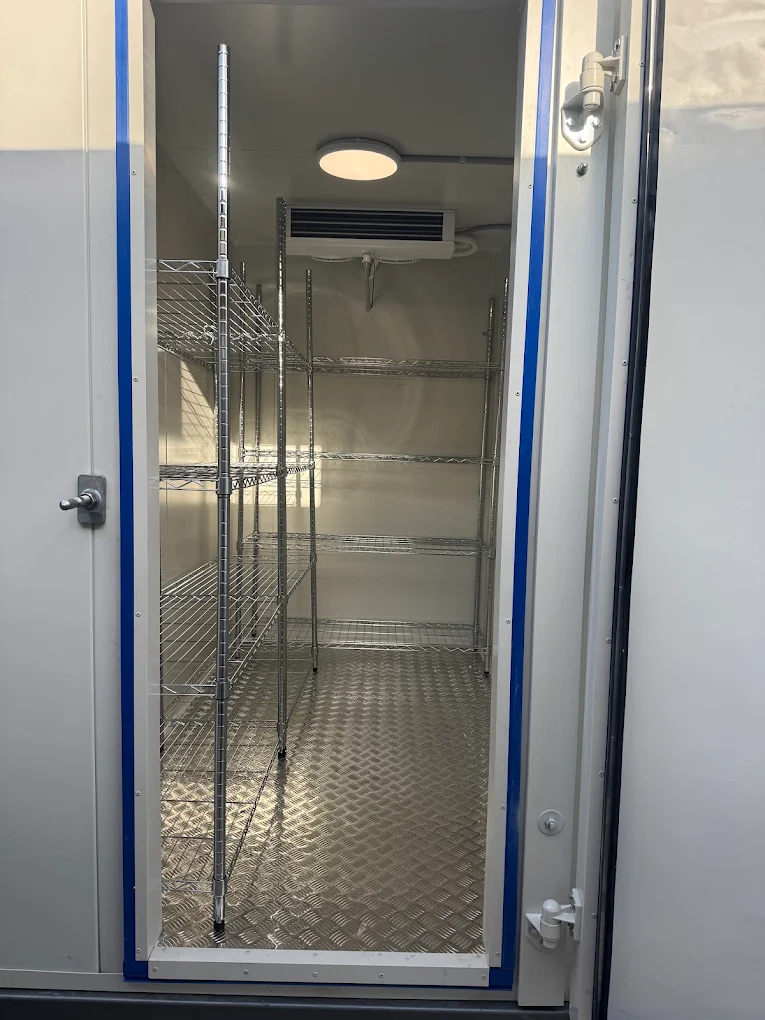 Walk-in cool room interior by JAE
